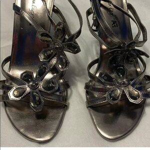 American Eagle Women Dress Shoes With 2in Heels. Size 9 1/2 With Flowers Design